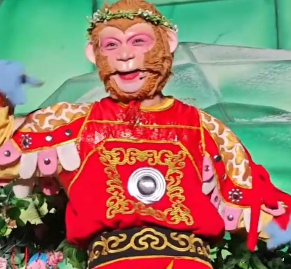 2024年，长春动植物公园的西游主题园区里，一名扮演孙悟空的演员正趴在五行山