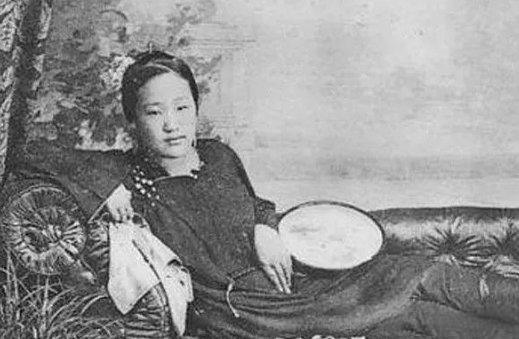 清朝大量“猪花”被贩卖到国外过着悲惨的生活公元1854年，也就是清咸丰四年，