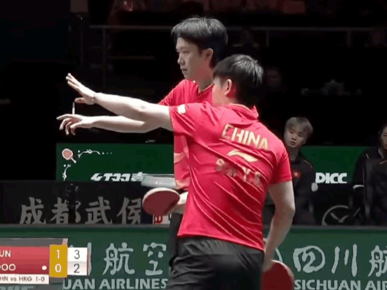 到底谁在用闪光灯照莎头？我们顺着大头和莎莎的手指看过去。发现了这个位置！