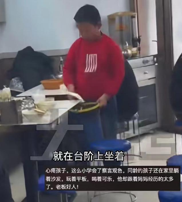 内蒙古呼和浩特，一名8岁男孩，在一家饭店里又是:扫地又是倒垃圾，忙的满头大汗，有