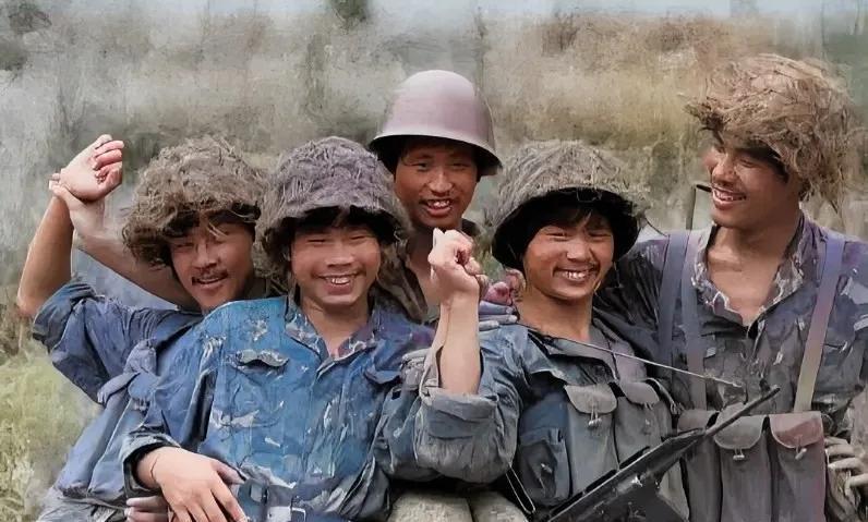 这张照片拍摄于1985年，照片中是老山前线199师侦察连奇袭211高地中的部分突