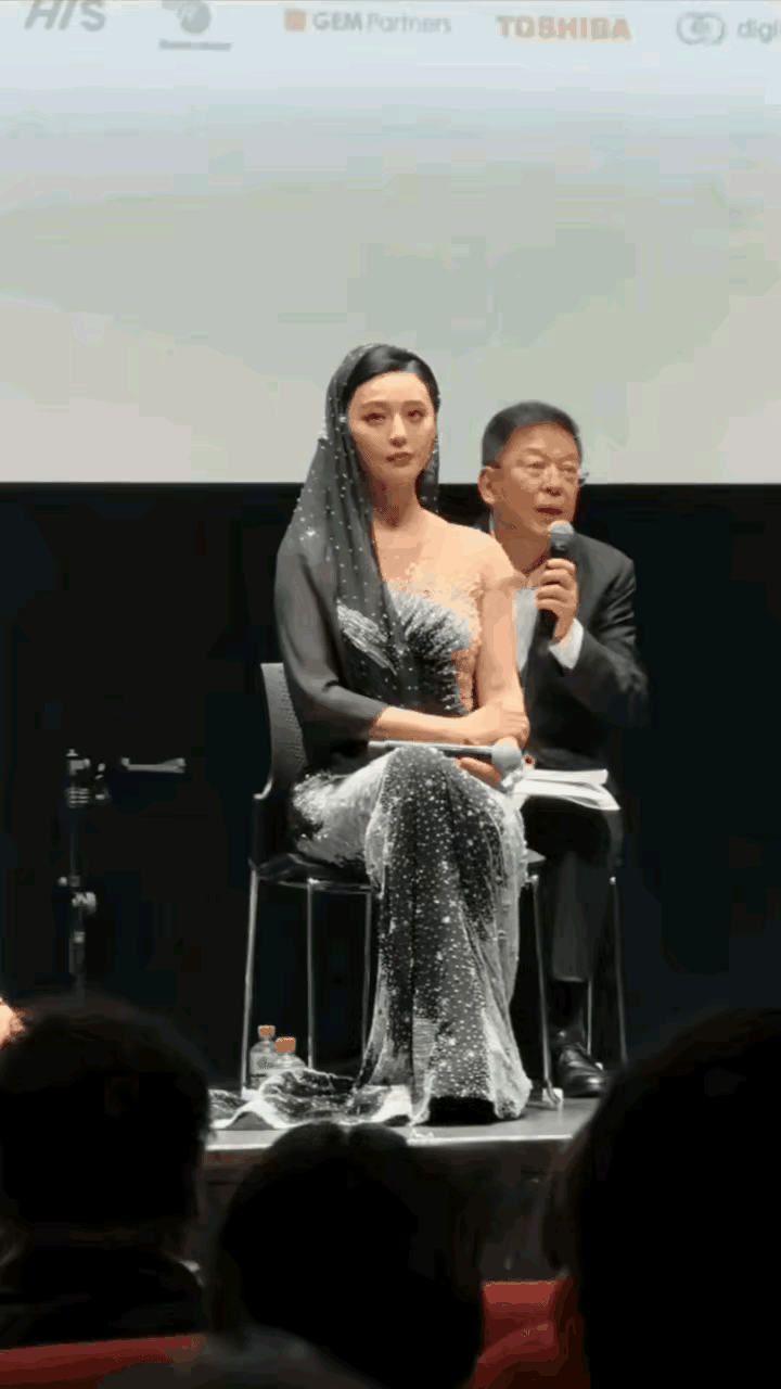 看她如今目光呆滞、毫无神采的模样，谁能想到当年是风光无两的人物？一步踏错，满盘皆