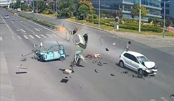 刷到这起事故的现场视频的时候，后背直接凉了半截。22号中午12点40分的十字路