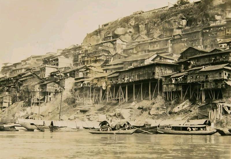 1938年的江津，长江边上的一个小城，来了一个特别的客人，他面容清癯，衣服旧了，