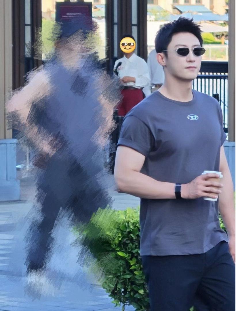 黄景瑜不就是个子高点胸肌大点黄景瑜上海出街被夸“个子高胸肌大”，我反手就是一个