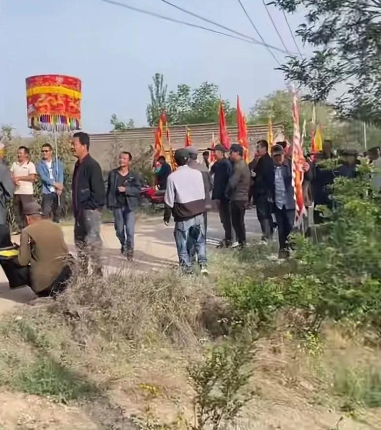 网传的甘肃农民求雨现场！感到非常辛酸，农民种地太难了，几千年来，祖祖辈辈，依旧