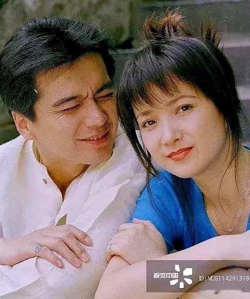 许亚军娶了比自己小12岁的张澍，何晴却活成了他“高攀不起”的样子。当年矛盾很简