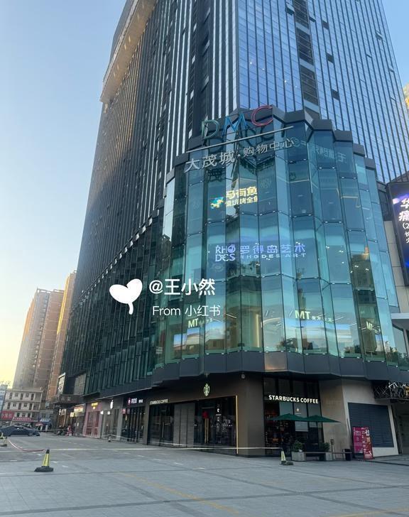 西安大茂城咋了？？？？门口有围挡满地碎玻璃渣楼下还停了一辆车