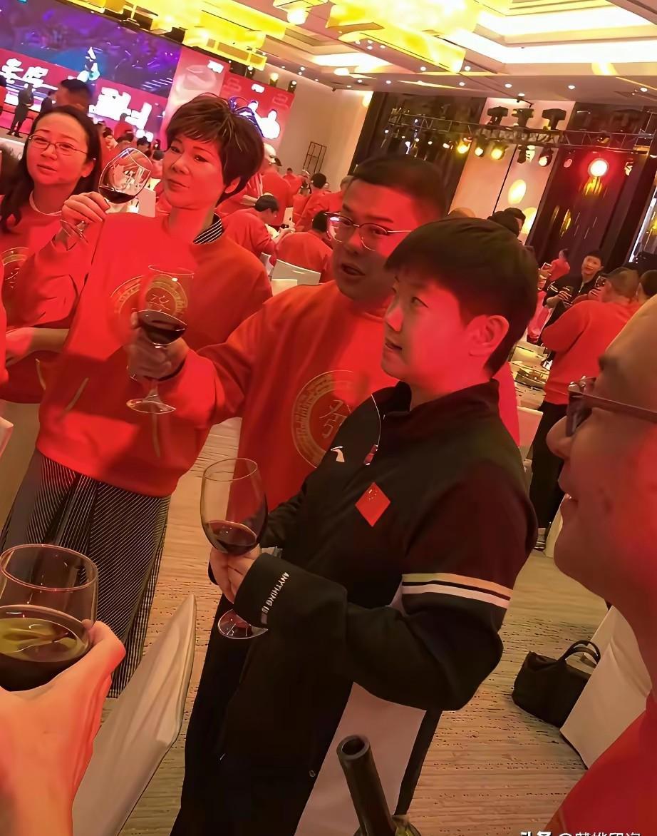 莎莎盯着头哥喝酒，比教练还较真。头哥一碰酒，她眼都瞪圆了——上次喝完，衣服穿反