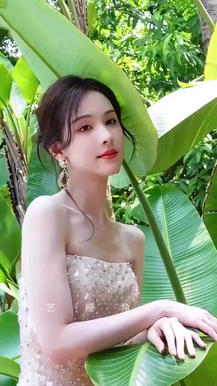 陈都灵青春时尚，甜美动人[赞][赞]娱乐青春甜美好身材性感