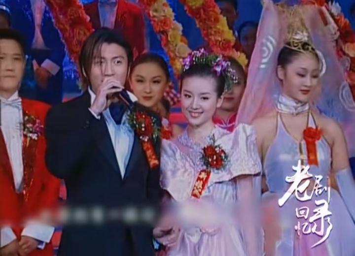 当年春晚的彩排，这是什么环境，谢霆锋和谁一起，你知道这女的是谁吗？