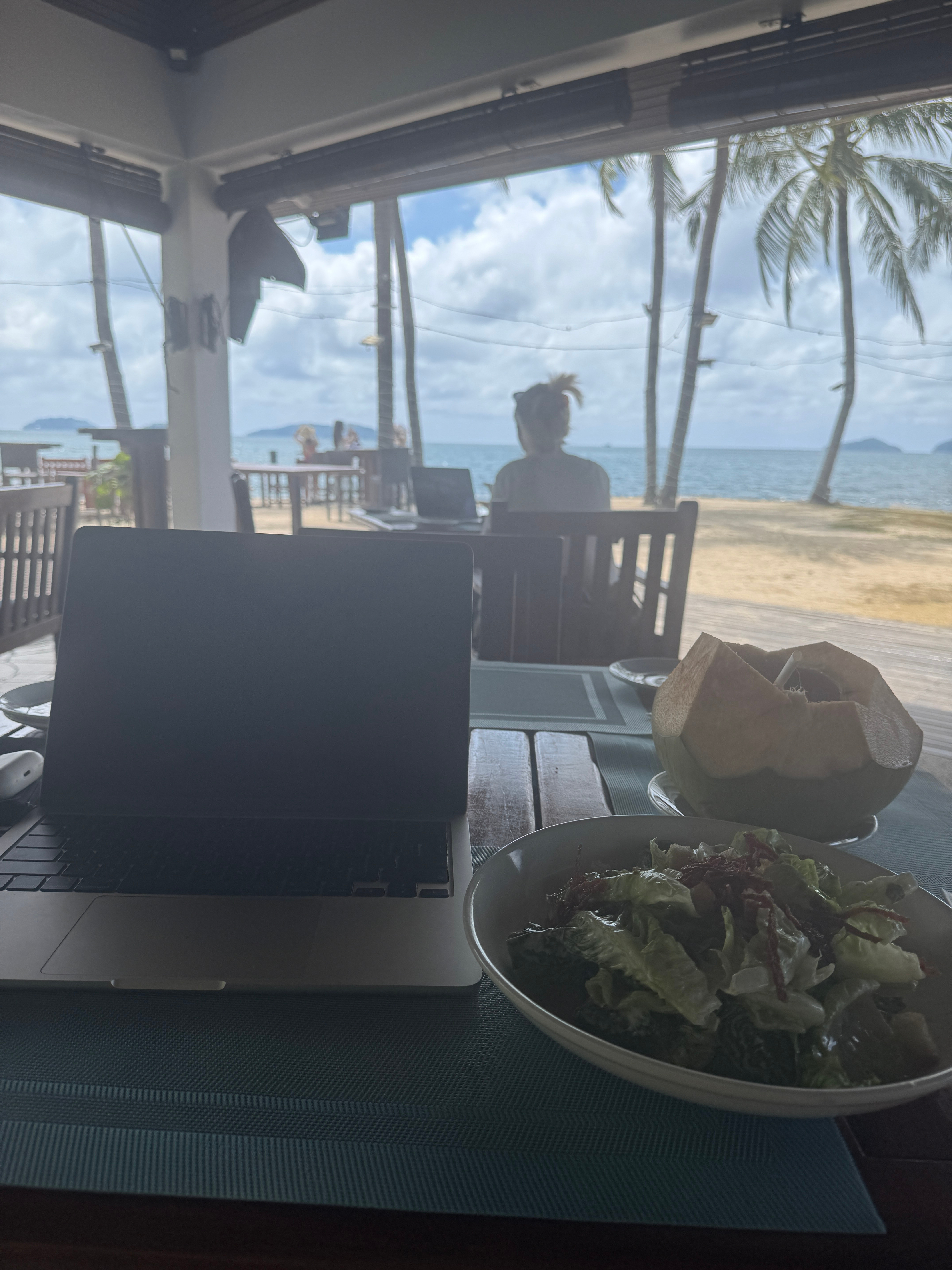 还得工作，所以找个风景好点的地方心里舒服些。手机进海水了，凑活拍吧雨丝的日常马