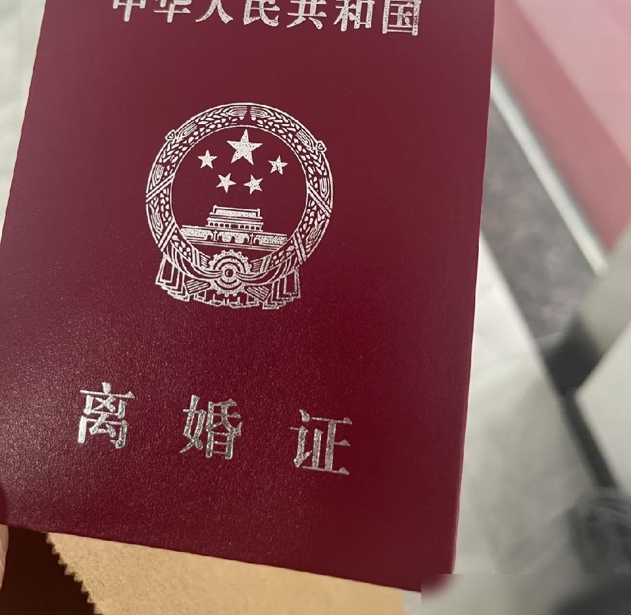 朋友上个星期就离婚了，我问他为什么那么冲动离婚，他说结婚第二天婚检才知道对方是一