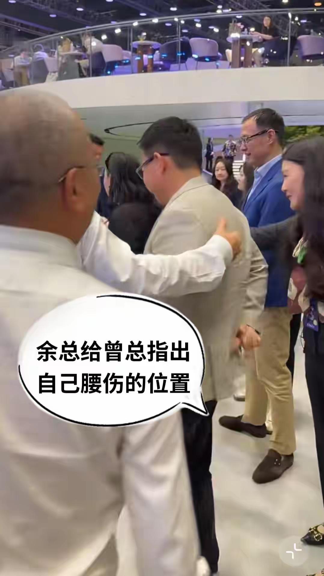 余承东拼起来，真的让人心疼。余承东带着伤千里迢迢从华为深圳总部出发，搭乘航班飞