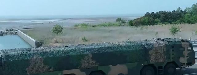 中国突然亮出“决战大杀器”！美国岛链基地，全在射程内说起东风-100，这导弹是