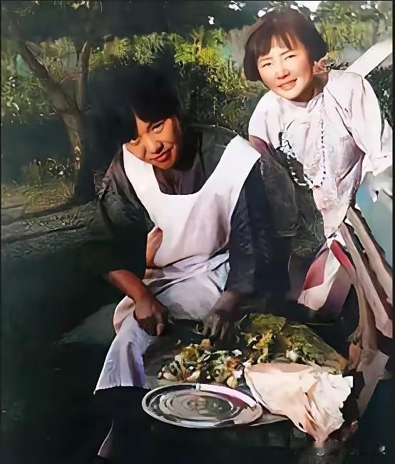 这是1925年冰心与林徽因在美国的合影。二人本是同乡才女，归国后却因冰心《我们太