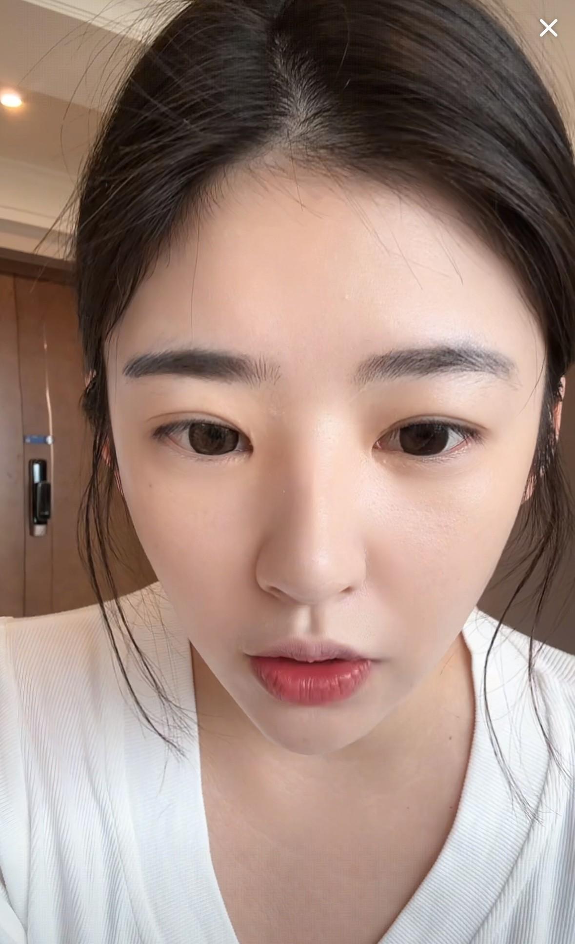 今天下午，黄一鸣在直播时说，有人来她的直播间里面说她的身材不好看，闪闪爸怎么会看