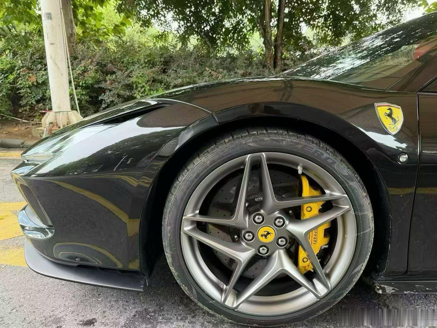法拉利F8Spider22年上牌行驶5500公里​​​