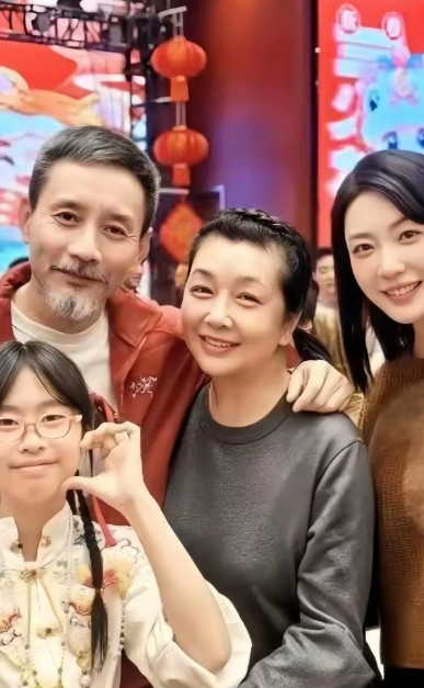 江珊夫妻真的好恩爱啊！江珊虽然这些年老了很多，但是五官依然很漂亮，尤其是这双迷人