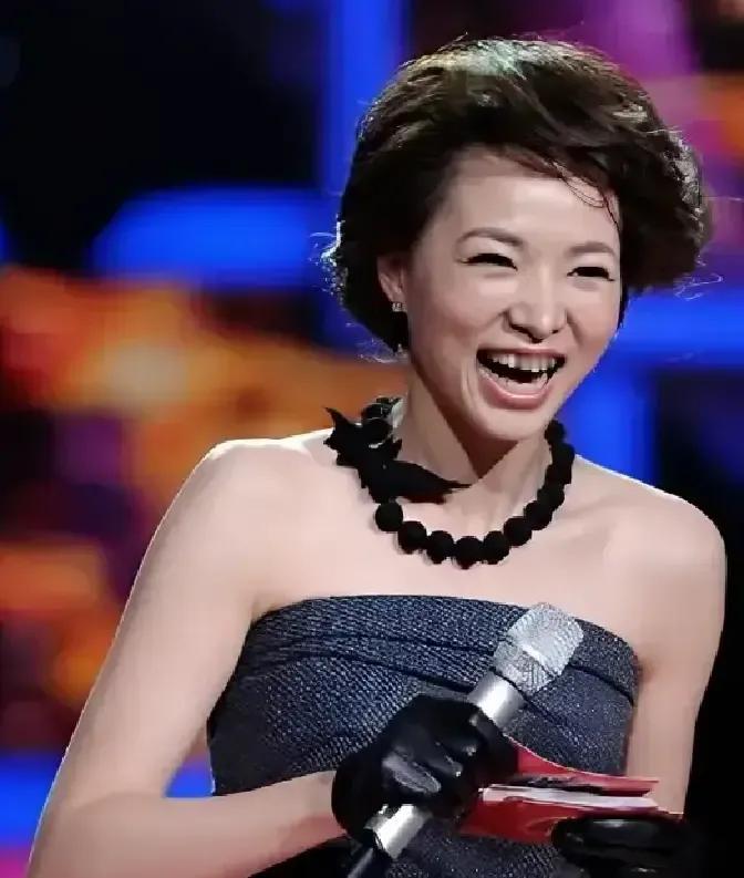 那个在90年代穿西装、说英语的央视偶像，现在蹲在江西山里，教孩子怎么捏泥巴。