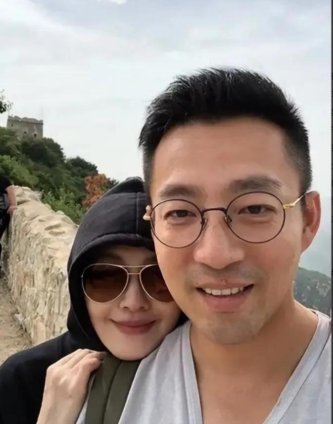 汪小菲直播透露自己并没有给小玥儿转学小玥儿当初上的学校是复兴学校当时小玥儿进