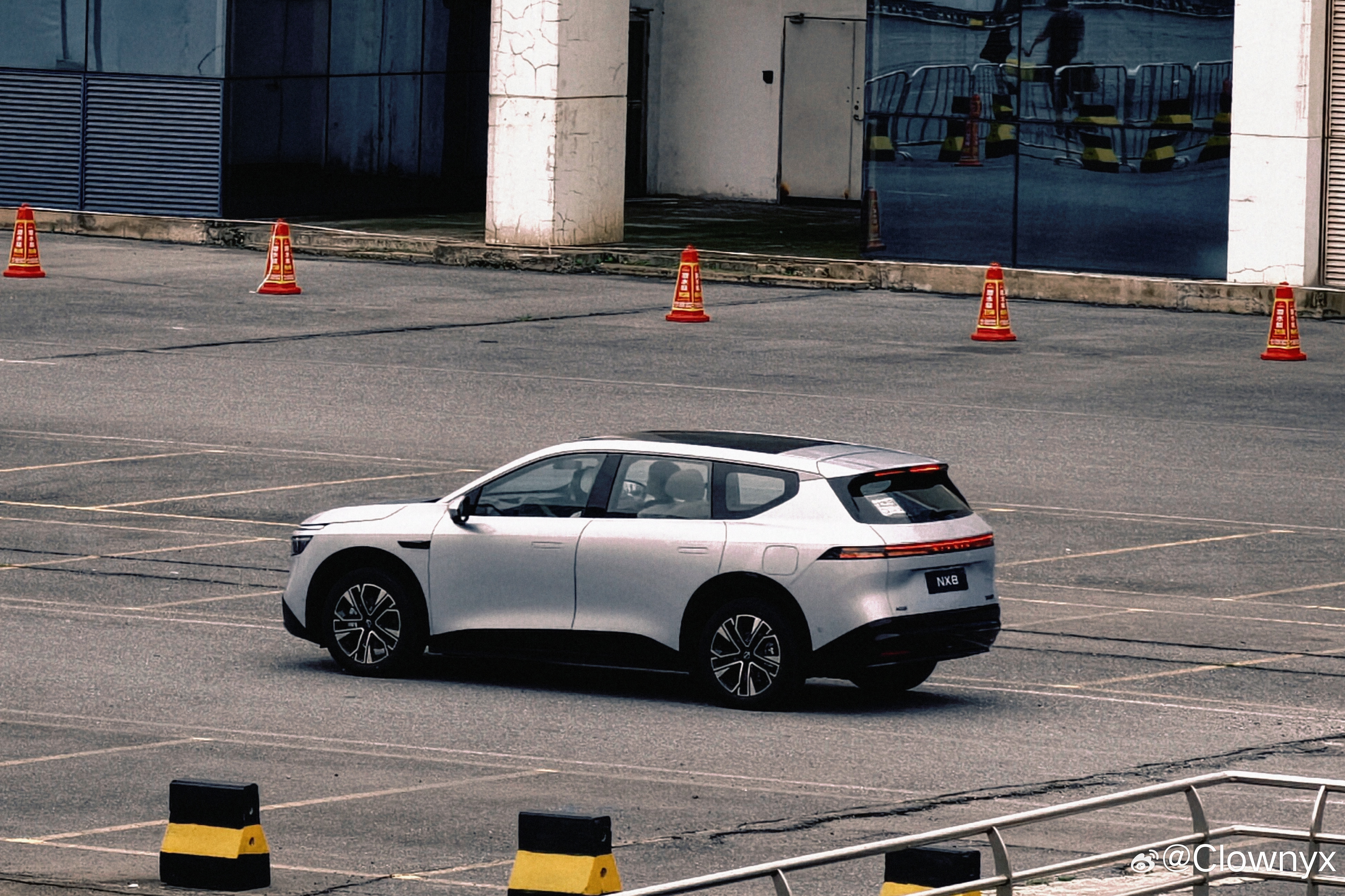 东风日产NX8这车开了几天了能耗低的离谱，续航真扎实空间大的吓人，每次回头和同事