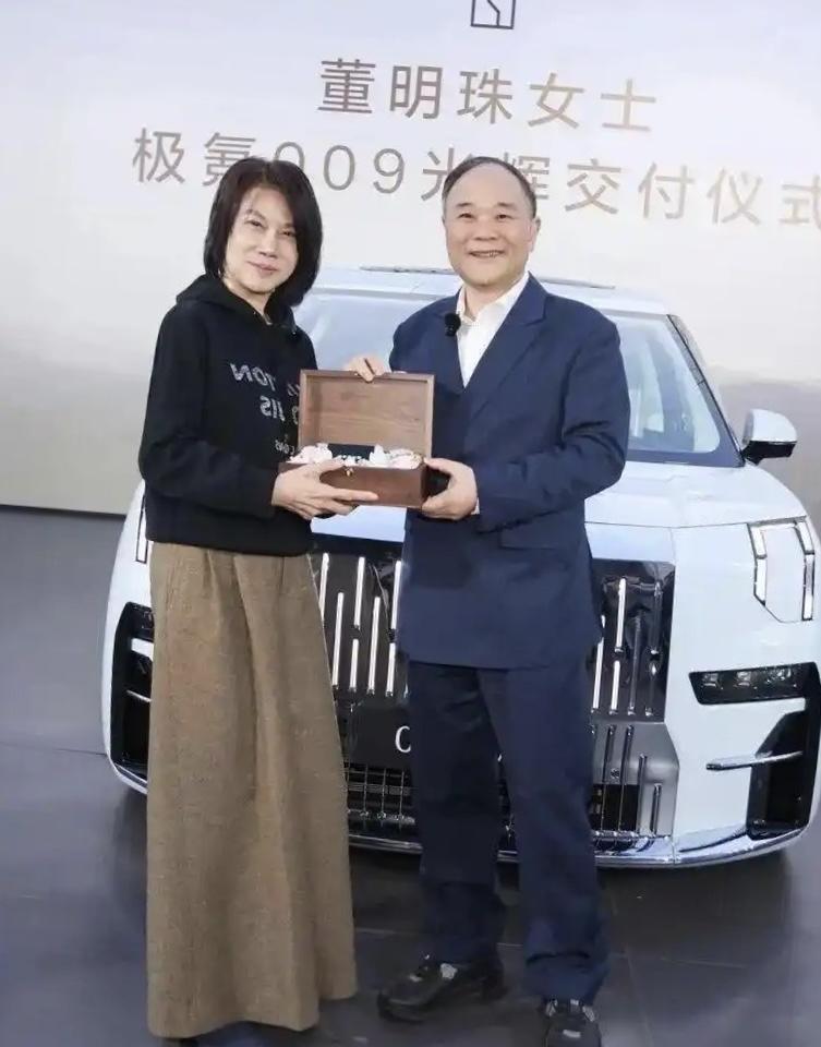 董明珠北京提极氪李书福抵京亲手交钥匙日前，格力电器董事长董明珠于北京正式提走