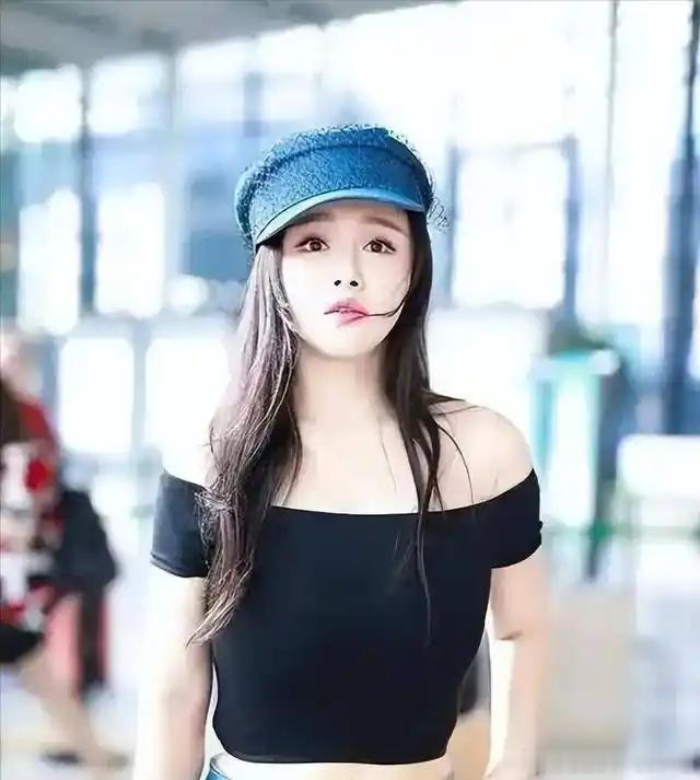 冉莹颖前后对比照，可以看出脸蛋动了不少——