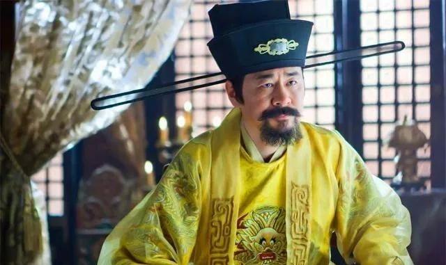 赵匡胤因为弟弟赵光义的权力太大，心情烦闷，召来宰相赵普商议，赵普说：“玄武门之前