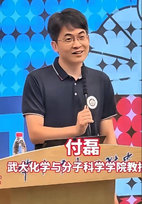 据说付校离婚时是净身出户而且给了女方4套房子200W存款70W的车给