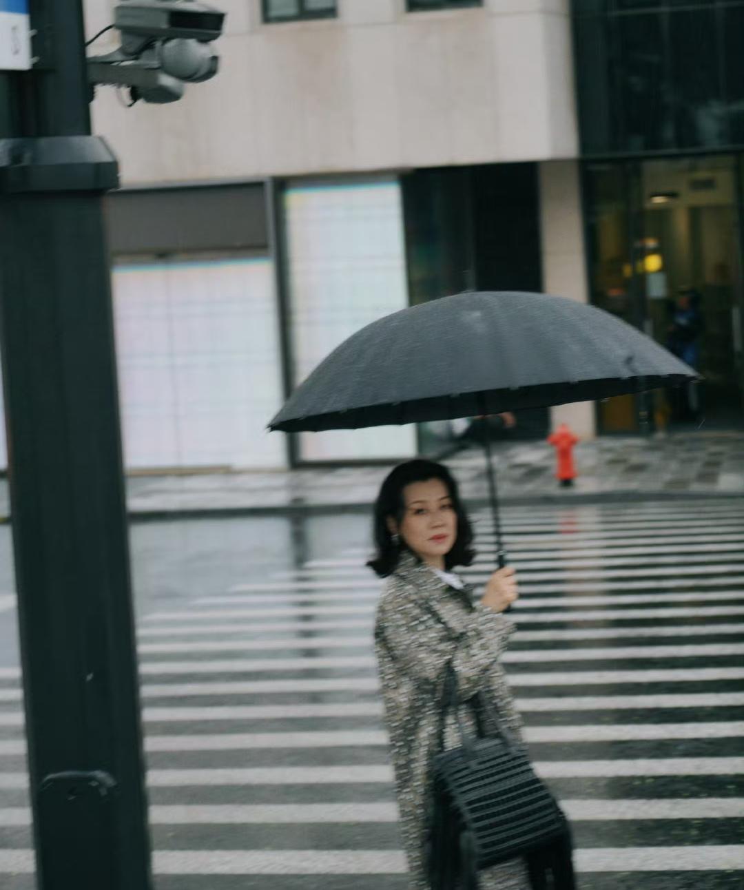 4月13日上午10:00，刘琳在自己的账号说了一句话：岁月不声不响，我又悄悄长了