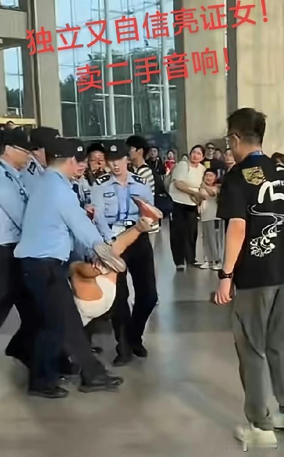 独立自信的亮证女果然不一般，光卖出的二手音响就值131万，这样四脚朝天被抬出去很