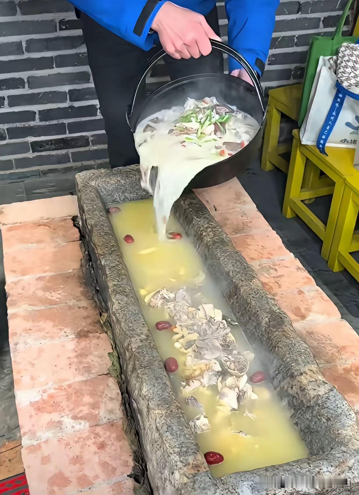 今天同事请客吃饭，说要带我们去一家特色餐馆，大家都很期待，下班后大家按照她发的定