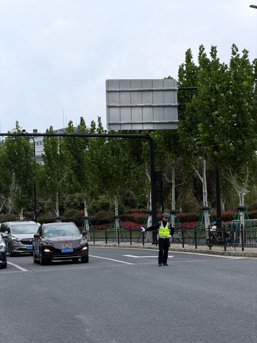 分享一位仪态颇为讲究的沪上交警同志。​​​