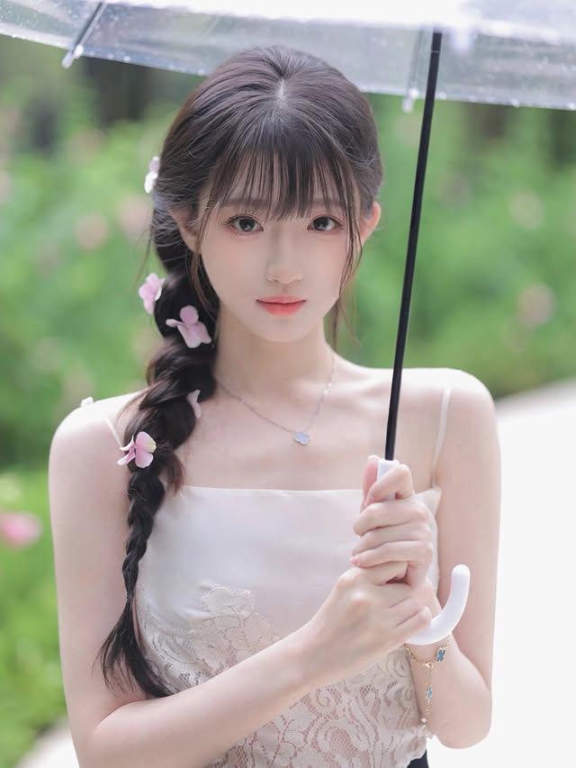 雨中漫步，少女与伞的浪漫邂逅🌧️💕时尚穿搭之美少女美照分享清新的连衣裙穿搭