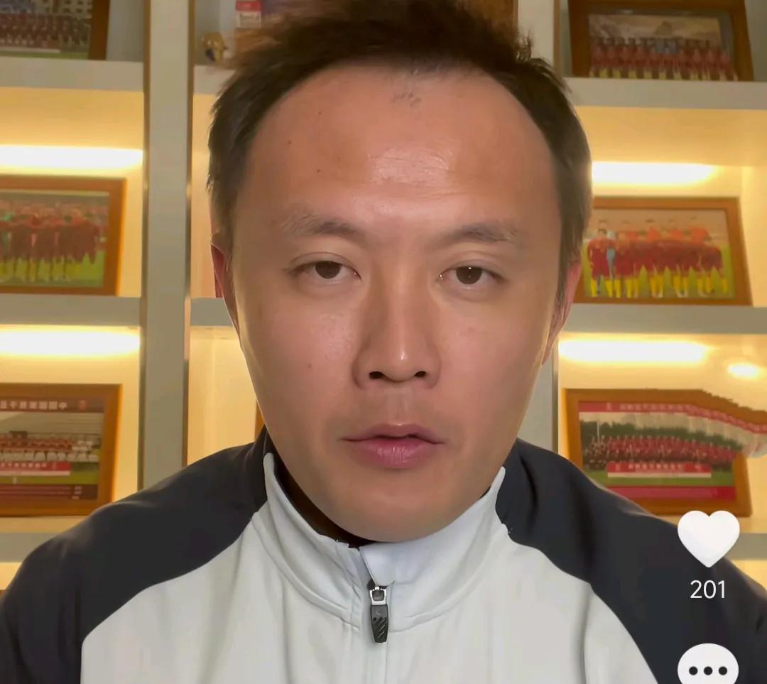 前国脚范晓冬表示，他并不看好日本男足的世界杯前景。范晓冬在直播间与球迷聊天时表