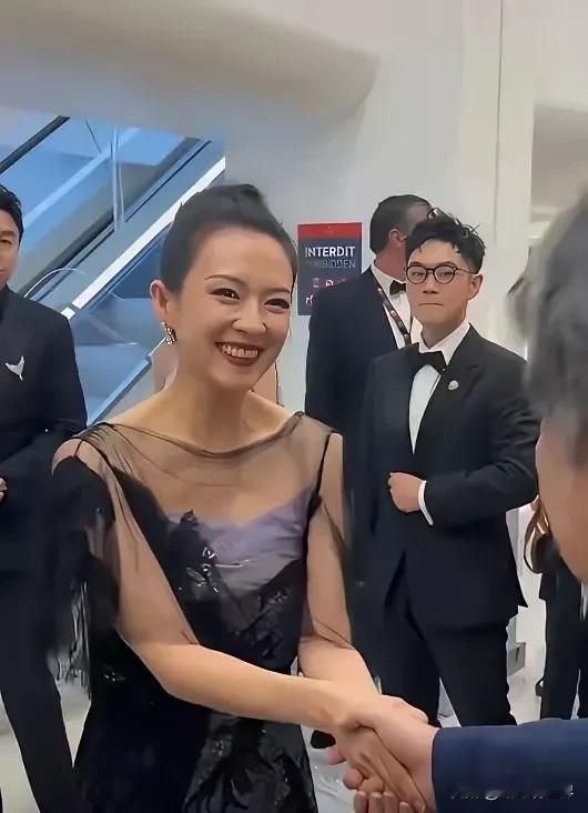 真不愧是“国际章”啊！在《酱园弄》发布会上，当雷佳音、大鹏还在一脸懵，杨幂还在尴
