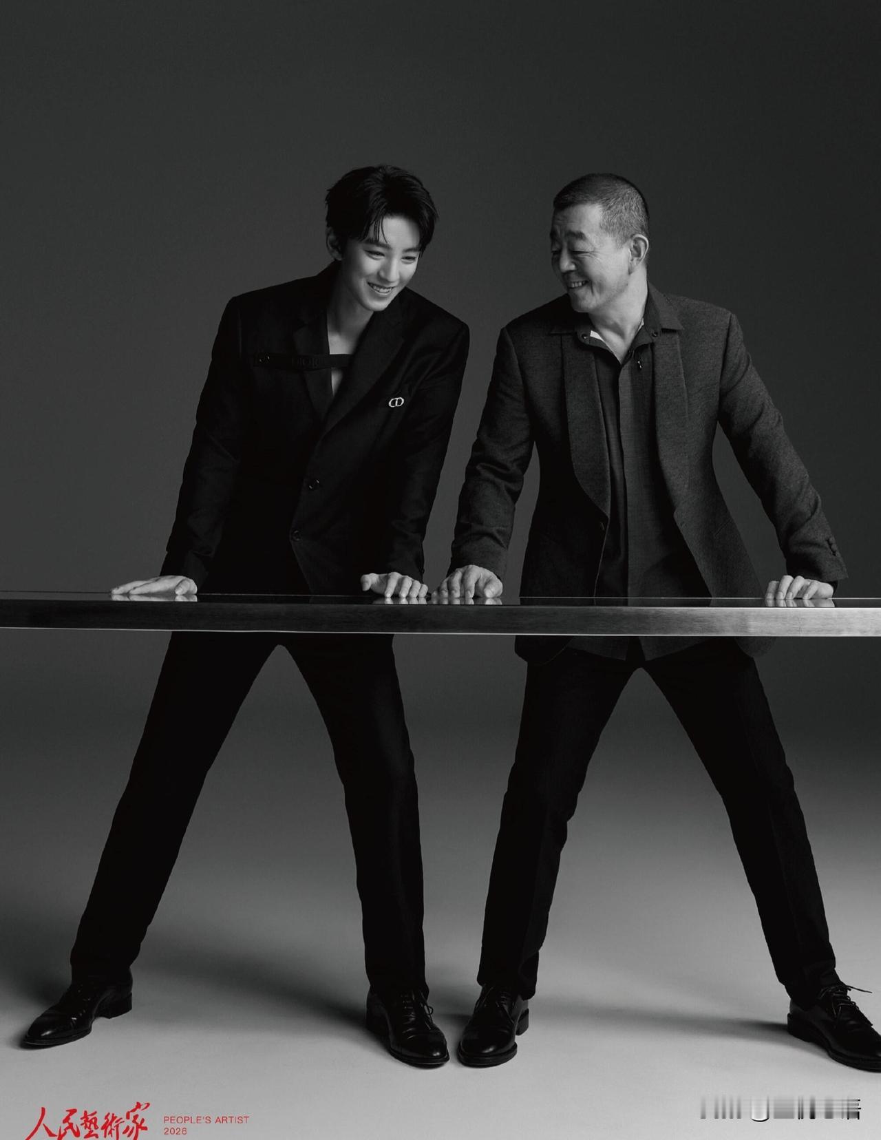王俊凯和顾长卫一起登上《人民艺术家》2026年刊封面，这同框也太有质感了！俩人