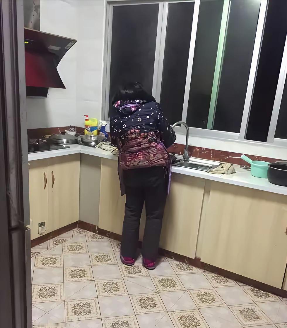 真的被弟媳妇气死了。我弟今年34岁在电子厂上班每个月拿六千出头，我弟媳生完二胎