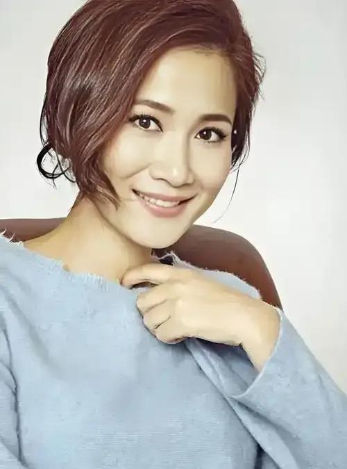 24岁一朝走红的她，曾嫁大11岁的侯勇，可惜婚姻未得圆满。离婚后，她独自带着女儿