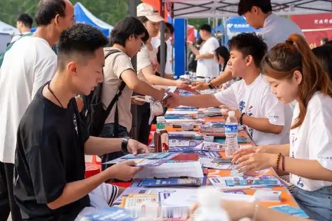 浙江一位爸爸送儿子去湖南大学报到。临分别前爸爸说，每个月给你2000块生活费。儿