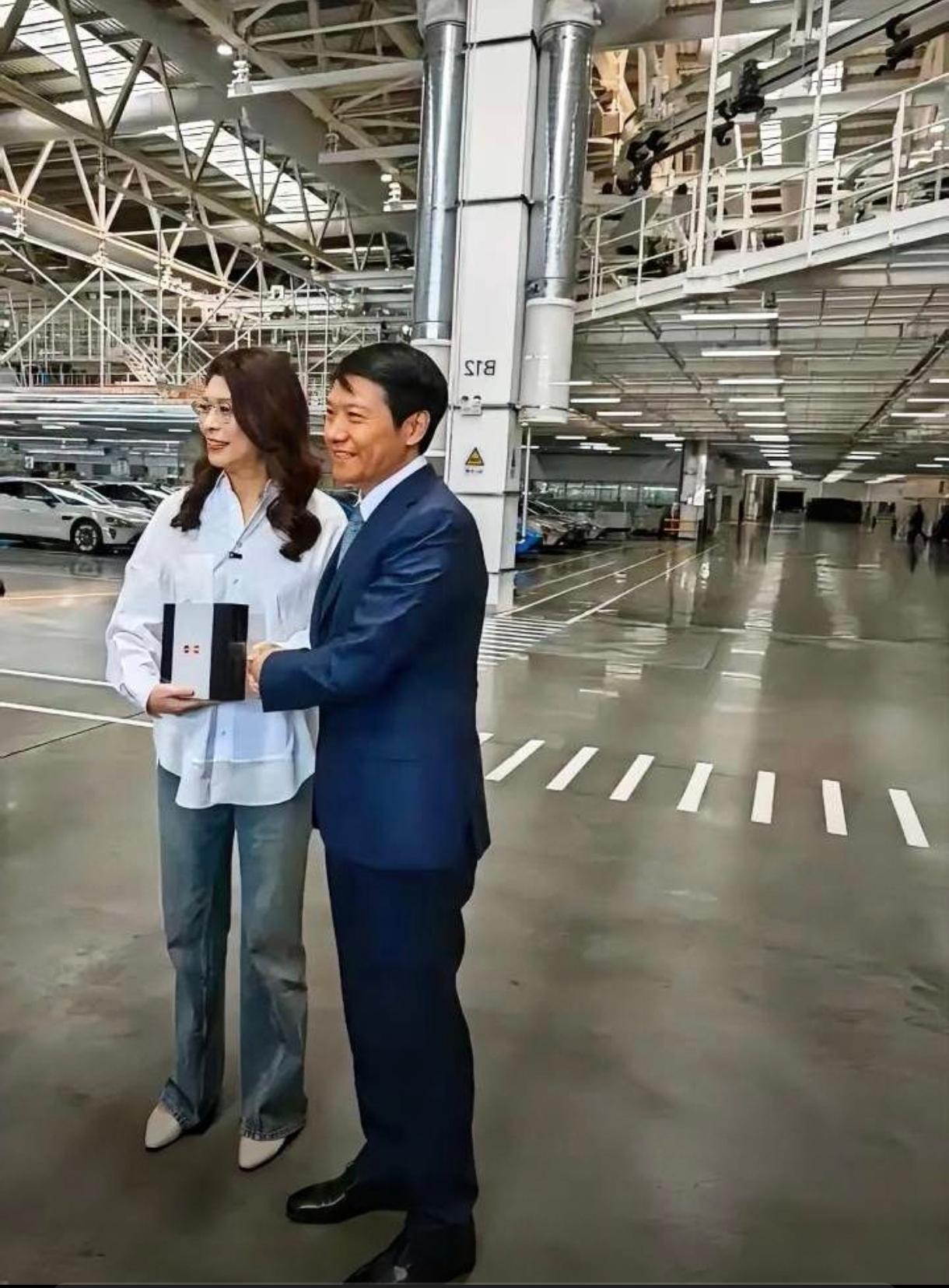 郑丽文去参观小米工厂，在我看来最高兴的不是郑丽文，而是郑丽文的老公。因为郑丽文跟