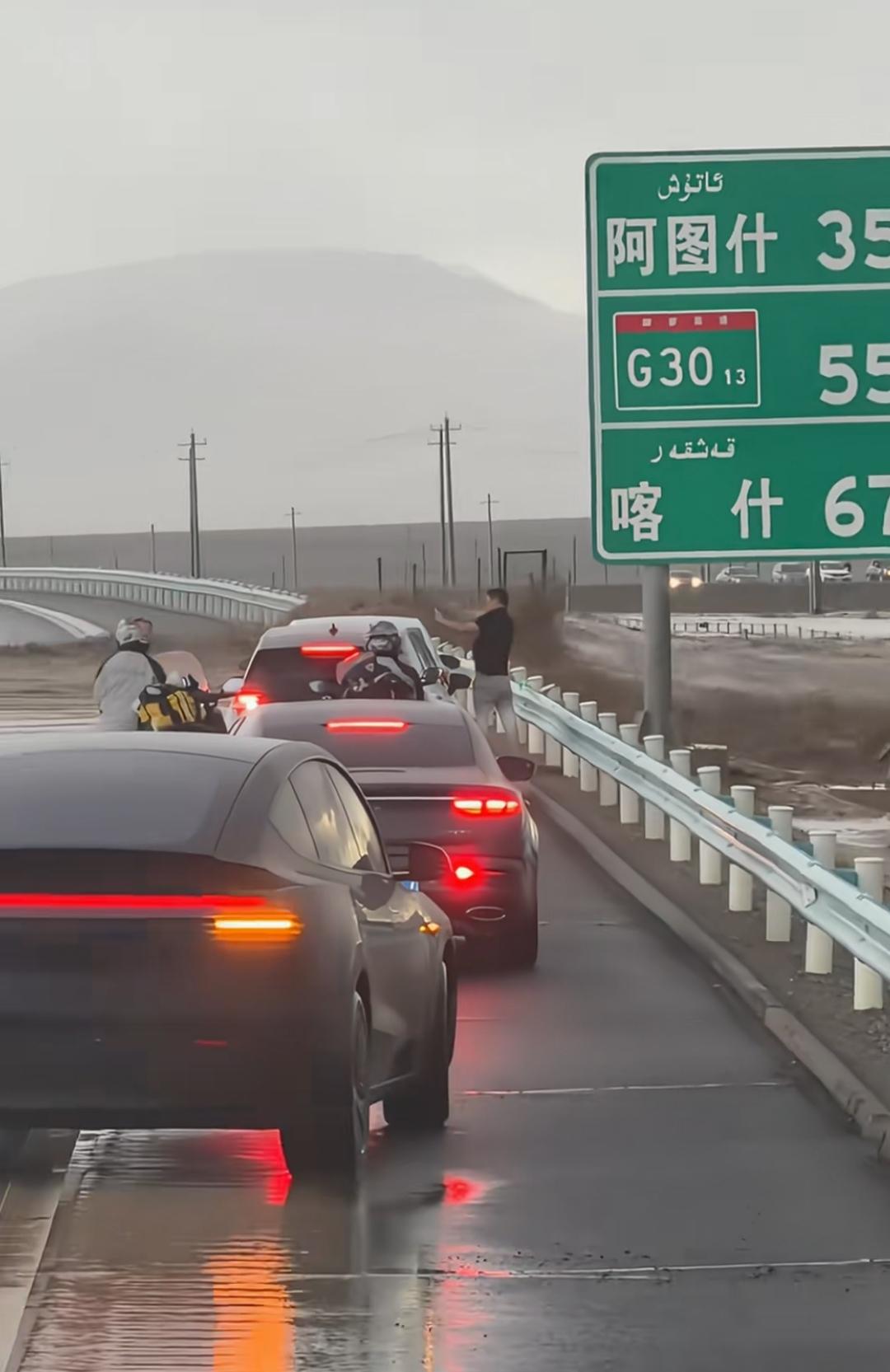 新疆阿图什到喀什的道路有洪水经过，很多司机下车打卡这种百年难遇的奇景！昨天还