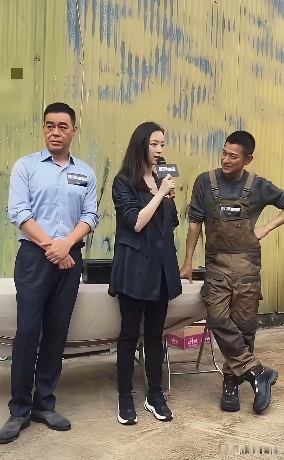 哈哈，刘青云也太直男了吧！倪妮那么个大美女站旁边，他愣是一眼都不带看的，全程目不
