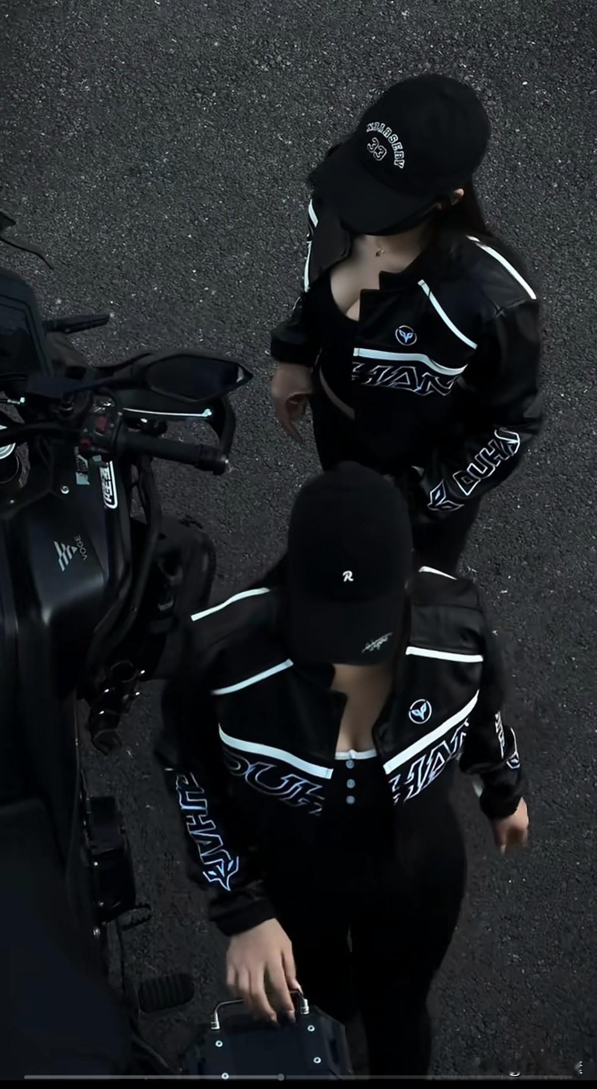 一边是几个机车少女，一边是50万/台的超豪摩托车，你会怎么选呢？