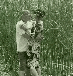 这个老头估计已有70多,这个女的估计只有20多,可这两个人却搂在一起卿卿我