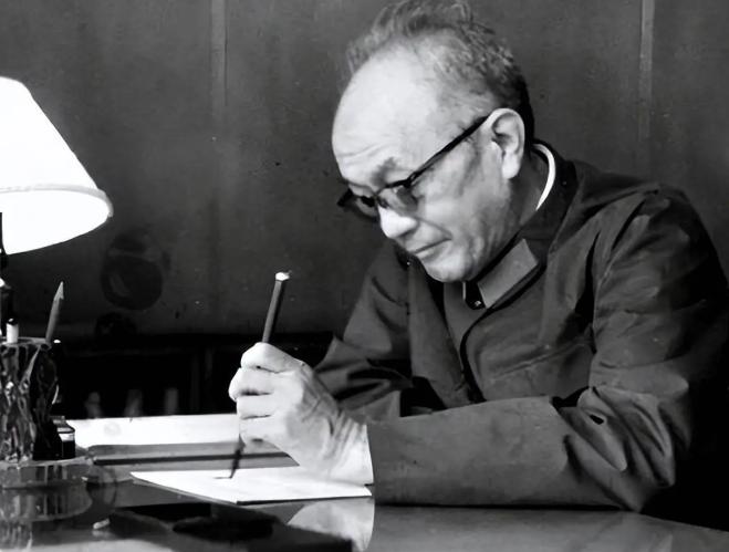 1952年11月，彭德怀元帅从朝鲜战场回国述职，见到毛主席以后愤怒地说:“主席，