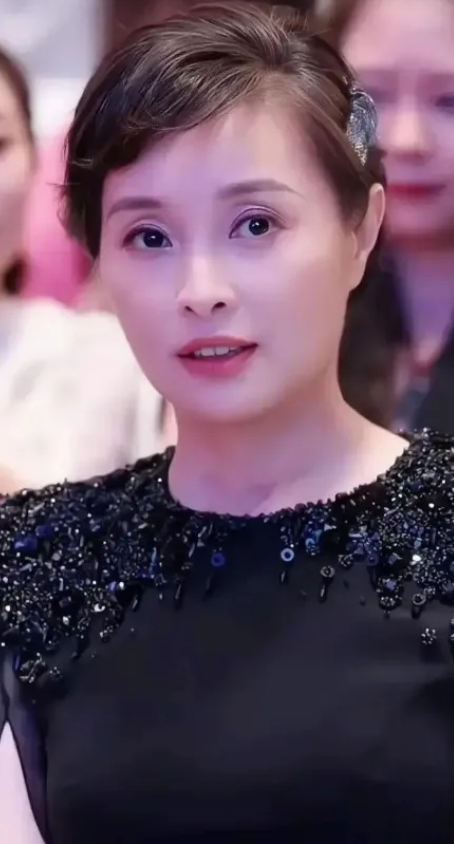 53岁的吴越做了一笔让圈里人直摇头的买卖：卖掉佘山300多平别墅，换静安区医院旁220平大平层，外人