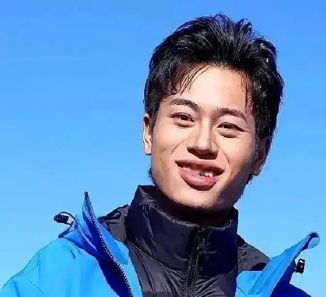 荒野求生录到一半，主角直接拎包走人，把八位素人扔在深山老林。节目组连夜开会，想