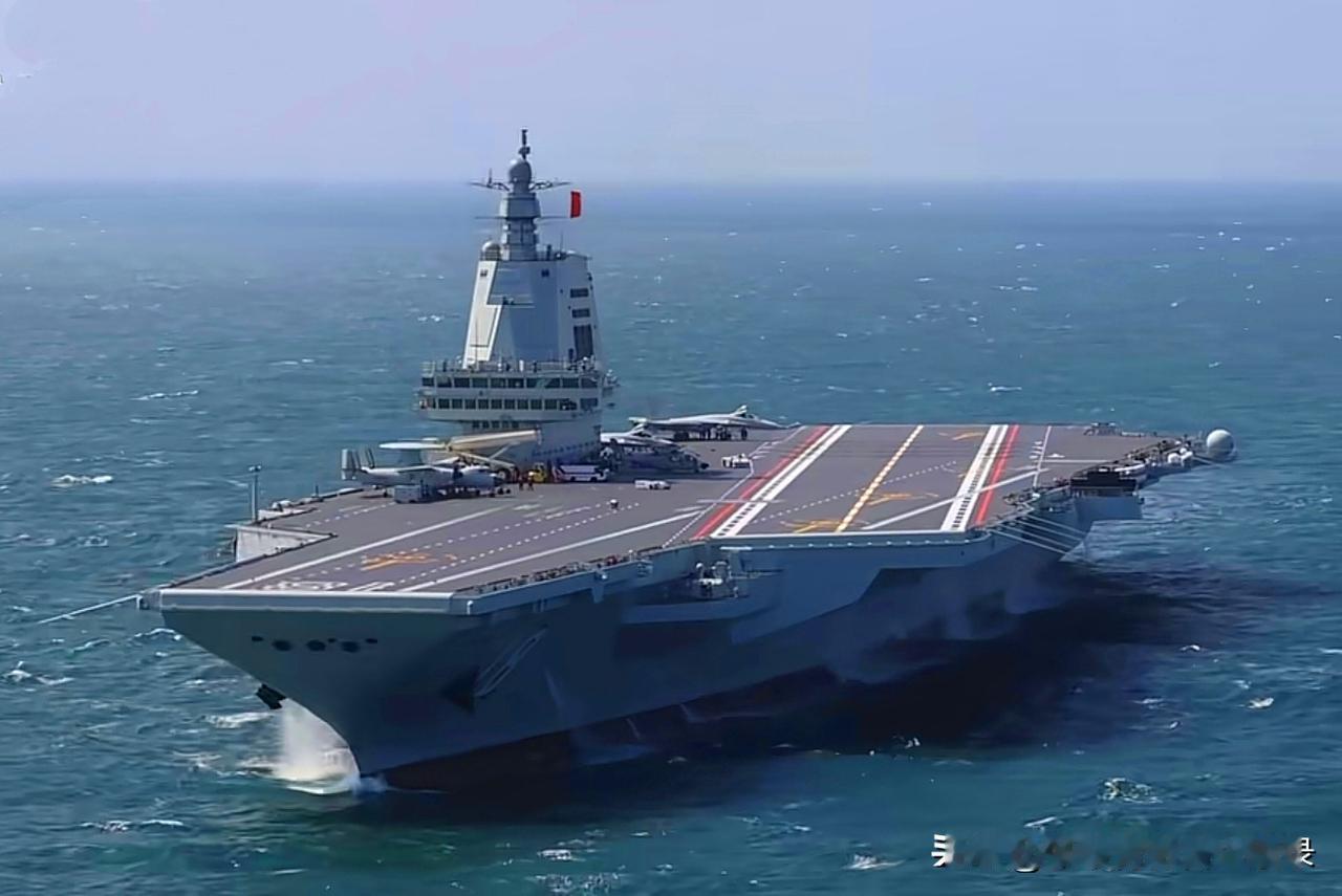 福建舰入列后，首次海上实兵训练图来了。颜值就是战斗力，除了续航，福建舰算得上是全